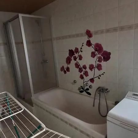 Apartment Schwarz Lauter